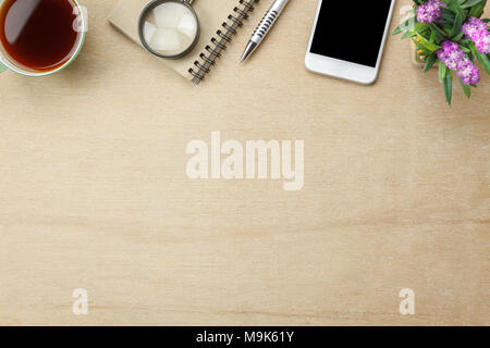 Tabelle Ansicht von oben Luftbild stationäre auf Büro Schreibtisch Hintergrund Konzept. Flach Objekte die Tasse schwarzen Kaffee mit wesentlichen Zubehör & Baum plan Stockfoto