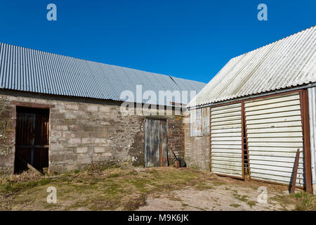 Eine Ecke von einen unordentlichen Hof in einer Reihe von alten, umgebauten Bauernhaus in der Nähe von Dunnichen in Angus, Schottland, die helle Sonne schlagen auf die Stockfoto