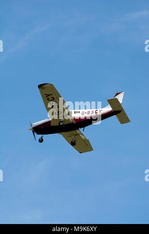 Piper PA -28-151 Cherokee Krieger an der Wellesbourne Airfield, Warwickshire, Großbritannien (G-BSCY) Stockfoto