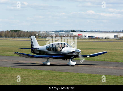 Robin 400-500 Präsident bei Wellesbourne Airfield, Warwickshire, Großbritannien (G-MAGZ) Stockfoto