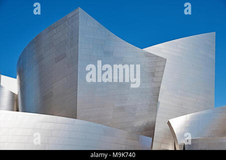 LOS ANGELES, USA - 25. SEPTEMBER 2017: Das Äußere des Main Towers des Walt Disney Philharmonic Hall in Los Angeles, entworfen von Frank Gehry. Stockfoto