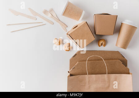 Blick von oben auf die Junk Food in weg Boxen nehmen und chinesische Glückskekse auf Weiß Stockfoto