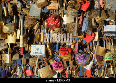 Liebe Schlösser oder Liebe Vorhängeschlössern abgeschlossen auf der Pont Neuf Paris Frankreich Stockfoto