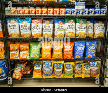 Eine Anzeige von PepsiCo Marke leckere Snacks, einschließlich Frito-Lay, sind in einem Supermarkt in New York am Montag gesehen, 19. März 2018. (© Richard B. Levine) Stockfoto
