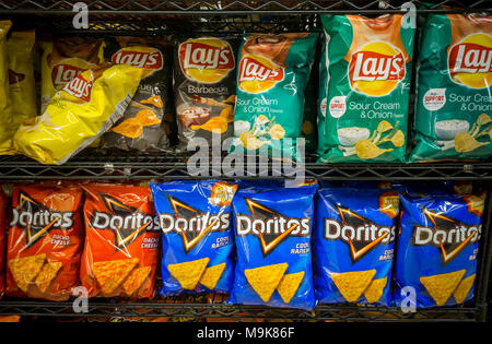 Eine Anzeige von PepsiCo Marke leckere Snacks, einschließlich Frito-Lay, sind in einem Supermarkt in New York am Montag gesehen, 19. März 2018. (Â© Richard B. Levine) Stockfoto