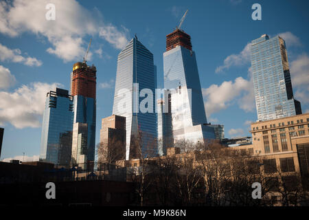 10 Hudson Yards, Mitte links, 30 Hudson Yards, Mitte rechts, und andere Hudson Yards Entwicklung in New York am Freitag, 16. März 2018. Die Eugene Apartment Gebäude ist auf der rechten Seite. (Â© Richard B. Levine) Stockfoto