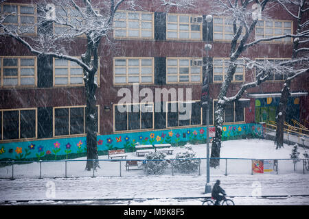 Der Sturm Toby geschlossen PS 33 im New Yorker Stadtteil Chelsea am Mittwoch, 21. März 2018, dem zweiten Tag des Frühlings. New York City Bürgermeister Bill De Blasio angekündigt am Tag zuvor, daß Schulen wegen des Sturms geschlossen werden. (Â© Richard B. Levine) Stockfoto