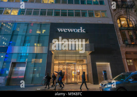 Ein Zeichen gibt die Position eines eine WeWork co-Arbeitsraum Lage in Midtown Manhattan in New York am Dienstag, 20. März 2018. (Â© Richard B. Levine) Stockfoto