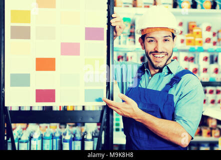 Positive workman Übersicht stand mit Proben in der Lackiererei Stockfoto