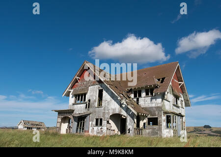 Abgebrochene verfallenes Haus auf einem Hügel in Neuseeland Stockfoto