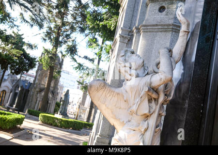 Engel Skulptur erreichen für ein Grab am Friedhof von Recoleta in Buenos Aires, Argentinien. Stockfoto