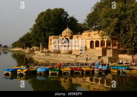 Kleine bunte Boote auf Gadisar See vor der Tempel Gadi Sagar Jaisalmer Indien Rajashan Stockfoto