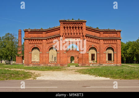 Bleibt der Stein Stein Marinehafen manege Gebäude, Teil der alten sowjetischen Base in der Nähe von Lieapaja, Lettland Stockfoto