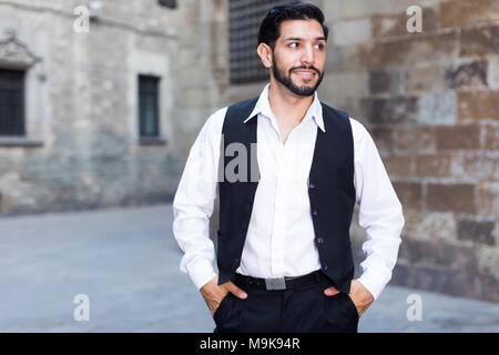 Taille bis Portrait von gut aussehenden bärtigen Mann in der Nähe der alten Kathedrale stehend Stockfoto