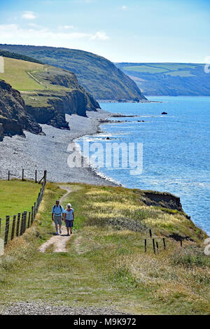 Westward Ho!, North Devon, England 5.Juli 2017 - Wanderer auf Cornborough Klippe zu Fuß in Richtung der Küstenstadt Westward Ho! An der südwestlichen Coas Stockfoto