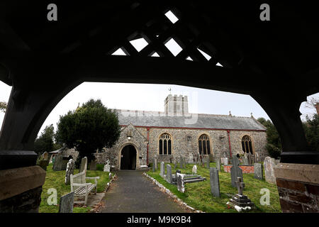 Allgemeine Ansicht von St. Peter Pfarrkirche im Dorf Fremington in der Nähe von Barnstaple in Devon. Stockfoto