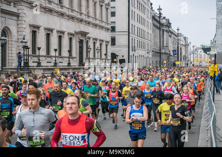 25. März 2018 - London, UK. Läufer in Central London an Londoner Sehenswürdigkeiten Halbmarathon. Stockfoto