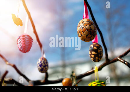 Bemalte Ostereier bedeckt mit bunten Stücke der Eierschale. Dekorierte Eier hängt am Baum. Kreativ und innovativ. Stockfoto