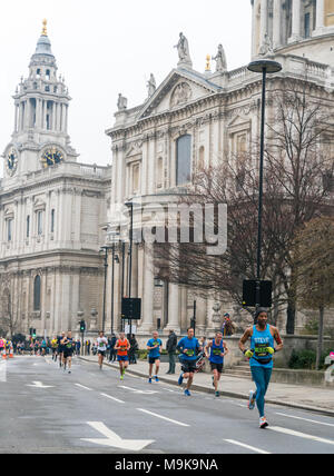 25. März 2018 - London, England. Neue, geschlossene Road, Central London Halbmarathon in der Stadt und alle Sehenswürdigkeiten der Hauptstadt. Stockfoto