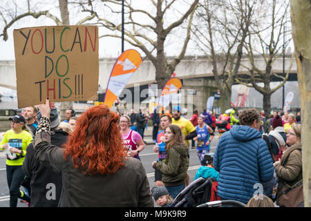 25. März 2018 - London, England. Aktive Zuschauer Förderung Marathonläufer, indem sie Zeichen' können Sie dies tun!!!" Stockfoto
