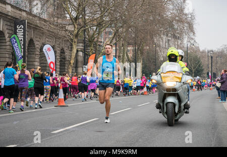 25. März 2018 - London, England. Die Gewinnerin des ersten Londoner Sehenswürdigkeiten Halbmarathon, Ben Green Abschluss der Entfernung. Stockfoto