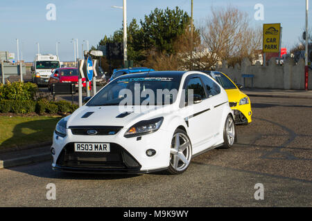 2009 weißer Ford Focus RS 2521cc Benzin-Heckklappe; North-West Supercar Veranstaltung als Autos und Touristen in der Küstenstadt ankommen. Supercars sind von Stoßstange zu Stoßstange an der Strandpromenade, während Liebhaber von Oldtimern und Oldtimern einen Tag lang fahren. Stockfoto