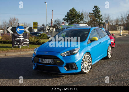 2016 Blue Ford Focus RS 2261cc Benzin Heckklappe; North-West Supercar Veranstaltung als Autos im Küstenort Southport ankommen. Supercars sind von Stoßstange zu Stoßstange an der Strandpromenade, während moderne Klassiker, Sportwagen und Oldtimer-Enthusiasten einen Tag lang fahren. Stockfoto