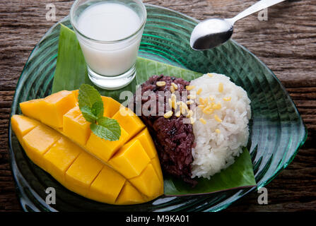 Mango mit klebrigen Reis im thailändischen Stil Dessert der Sommerzeit bereit zu essen. Stockfoto