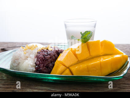 Mango mit klebrigen Reis im thailändischen Stil Dessert der Sommerzeit bereit zu essen. Stockfoto