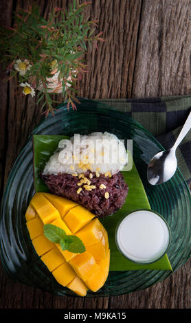 Mango mit klebrigen Reis im thailändischen Stil Dessert der Sommerzeit bereit zu essen. Stockfoto