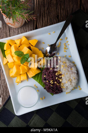 Mango mit klebrigen Reis im thailändischen Stil Dessert der Sommerzeit bereit zu essen. Stockfoto