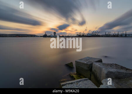 Panoramablick auf den Hafen von Varna, in den Vordergrund, gegen seidig bunten Himmel Stockfoto