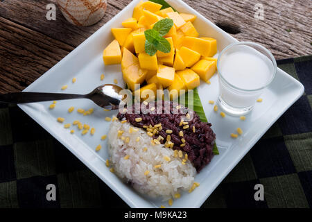 Mango mit klebrigen Reis im thailändischen Stil Dessert der Sommerzeit bereit zu essen. Stockfoto