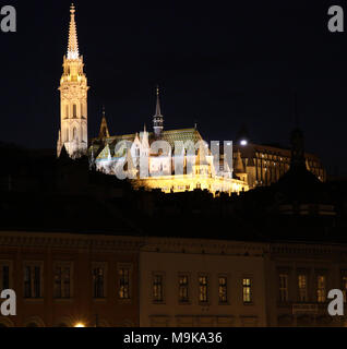 Nachts mit Flutlicht Blick auf die Kirche von Unserer Lieben Frau/die Matthiaskirche und die Fischerbastei in der ungarischen Hauptstadt Budapest Hunggary Stockfoto