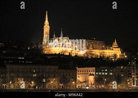 Nachts mit Flutlicht Blick auf die Kirche von Unserer Lieben Frau/die Matthiaskirche und die Fischerbastei in der ungarischen Hauptstadt Budapest Hunggary Stockfoto