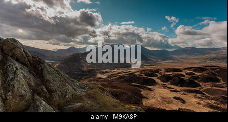 Snowdon Horseshoe und Ogwen Valley vom Gipfel des Crimpiau, Capel Curig, Wales Stockfoto