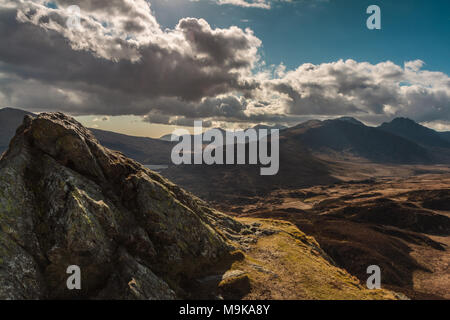 Snowdon Horseshoe und Ogwen Valley vom Gipfel des Crimpiau, Capel Curig, Wales Stockfoto