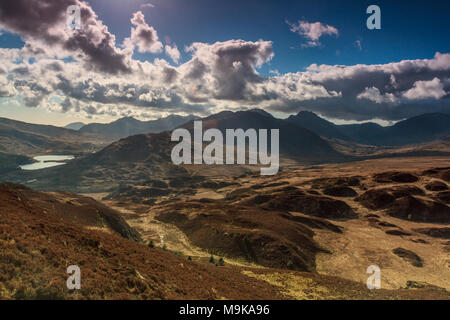 Snowdon Horseshoe und Ogwen Valley vom Gipfel des Crimpiau, Capel Curig, Wales Stockfoto