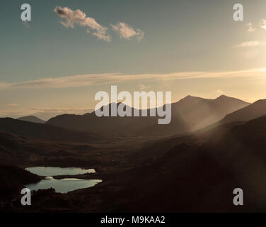 Llyn Mymbyr und der Snowdon Horseshoe aus Crimpiau, Wales Stockfoto