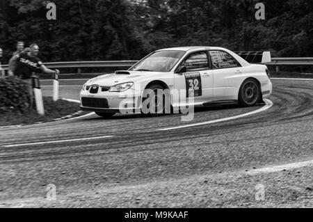 SANMARINO, SANMARINO - OTT 21, 2017: Subaru Impreza WRC 2002 in alten Rennwagen Rallye DIE LEGENDE 2017 der berühmte SAN MARINO historische Rennen Stockfoto