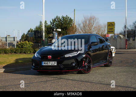 2017 schwarze Honda Civic GT Type R VTEC 1996 ccm Benzinfließheck beim North-West Supercar Event, wenn Autos und Touristen an einem warmen Frühlingstag im Küstenresort ankommen. Supersportwagen sind Stoßfänger an Stoßfänger auf der Uferpromenade. Liebhaber von Klassikern und Sportwagen genießen einen Motorsport. Stockfoto