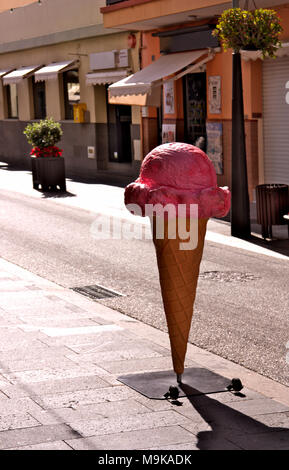 Ein Erdbeereis Kegel auf der Straße Stockfoto
