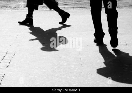 Unscharfe silhouette Schatten von Mann und Frau auf Stadt Bürgersteig in Schwarz und Weiß Stockfoto