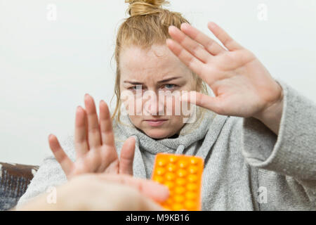 Frau wehrt sich von Drogen Stockfoto