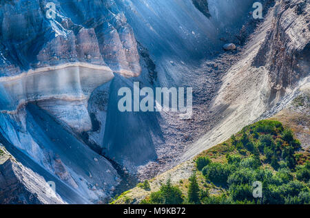 Felsbrocken tumbling down ein Abgrund an der Westflanke des Mt. St. Helens. Stockfoto