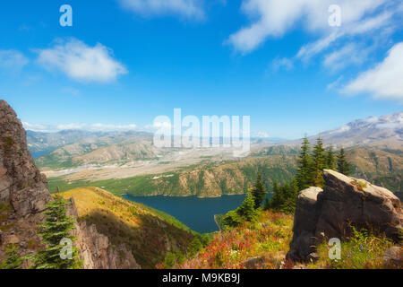 Atemberaubende Aussicht von oben Castle Peak von Schloss See und weit entfernten Mt. Adams in der Nähe von Mt. St. Helens, der nördlichen unteren Flanke kaum sichtbar. Stockfoto