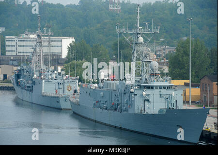 Polnische Oliver Hazard Perry klasse Lenkwaffenfregatte ORP General Tadeusz Kosciuszko (273), der ehemaligen USS Wadsworth (FFG-9) aus dem Jahr 1990 Film bekannt. Stockfoto