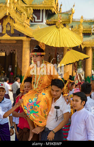 Yangon Myanmar März 25, 2018 junge Jungen, die in ihrer Einleitung als junge Mönche in der Shwedagon Pagode Stockfoto