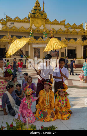 Yangon Myanmar März 25, 2018 junge Jungen, die in ihrer Einleitung als junge Mönche in der Shwedagon Pagode Stockfoto