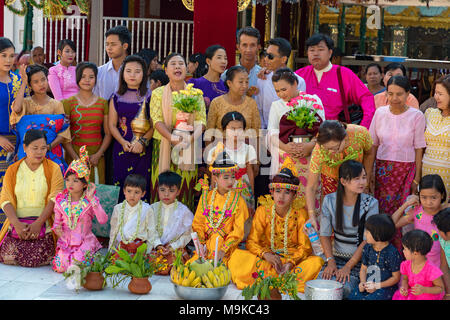 Yangon Myanmar März 25, 2018 junge Jungen, die in ihrer Einleitung als junge Mönche in der Shwedagon Pagode Stockfoto